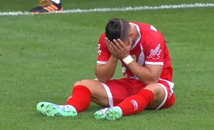 Espino tiene fracturado el peroné y se perderá dos meses de competición