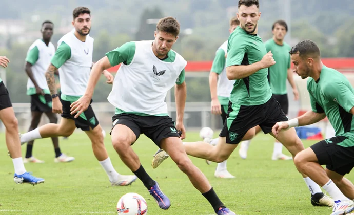 Galarreta repite con el grupo y Yuri se aparta para proteger su hombro