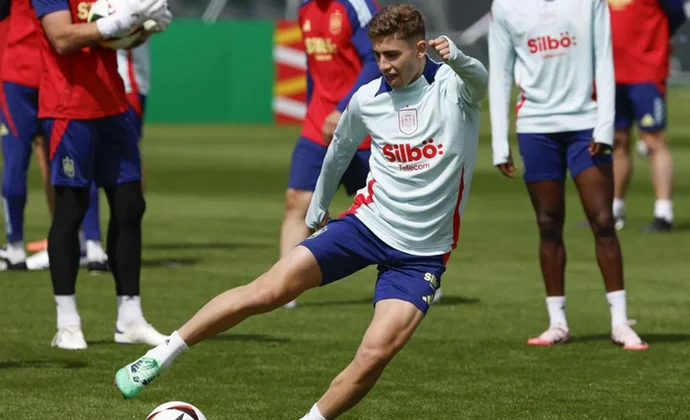 Fermín se lesiona con la Sub-21 y Santi Denia llama a Pablo Torre