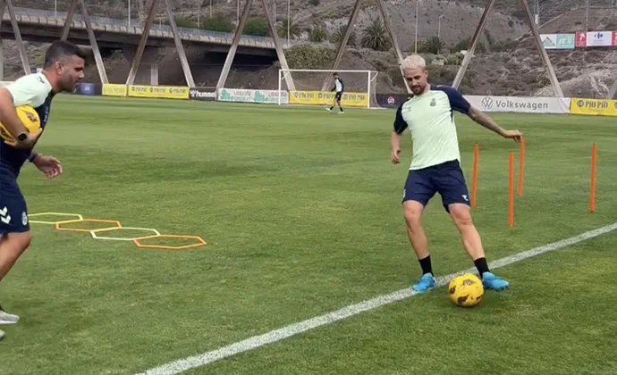 Januzaj toca balón en la primera sesión de la semana