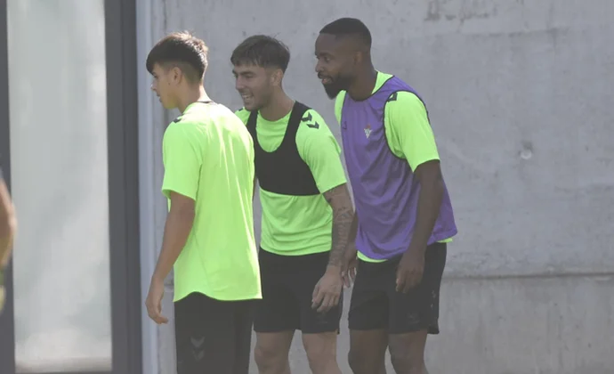 Bakambu y Nobel Mendy hacen parte de la sesión con el grupo. Natan y Bartra, al margen