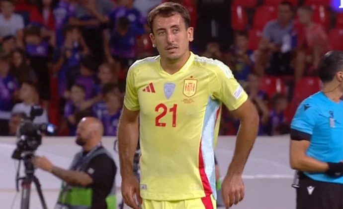 Oyarzabal es retirado en camilla por molestias en el tobillo tras el partido contra Serbia