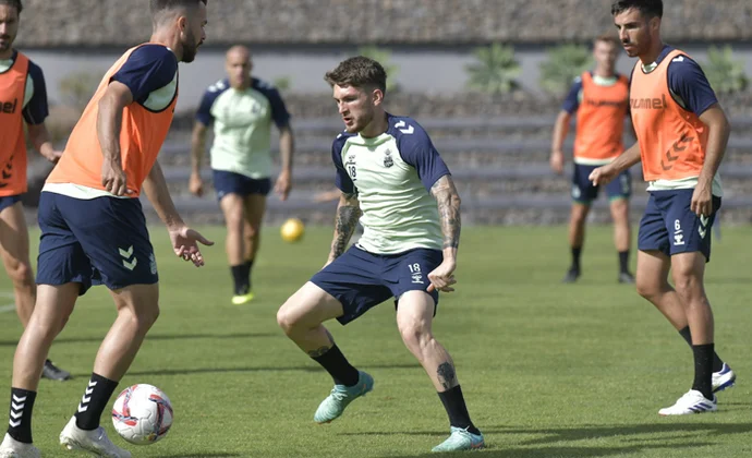 Las Palmas cierra la semana sin recuperar a Pejiño, que se incorporará el lunes ni Januzaj