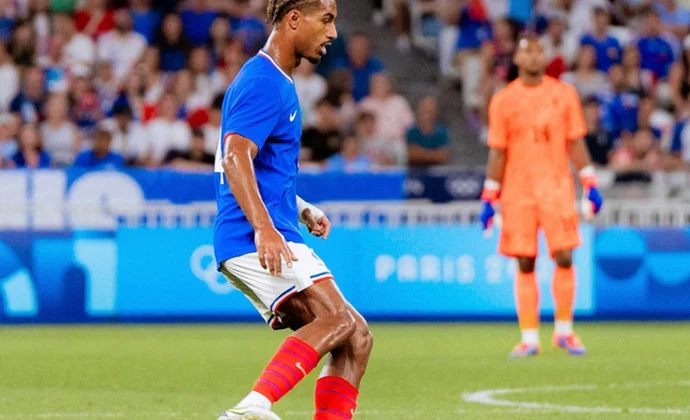 El Sevilla comunica que Badé se someterá el lunes a una resonancia para conocer el alcance de su lesión