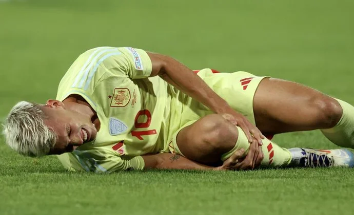 Dani Olmo, baja ante Suiza por un golpe en la rodilla