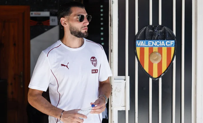 El Valencia abre expediente a Rafa Mir: seguirá en plantilla y estará al menos dos partidos sin jugar