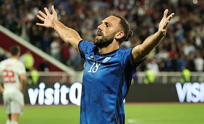 Muriqi fue sustituido con Kosovo por un golpe sin aparente importancia