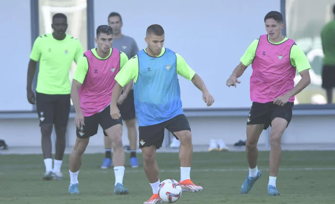 Juanmi, Bartra, Roca, Bakambu y Mendy entrenan con el grupo y Rui Silva está de vuelta