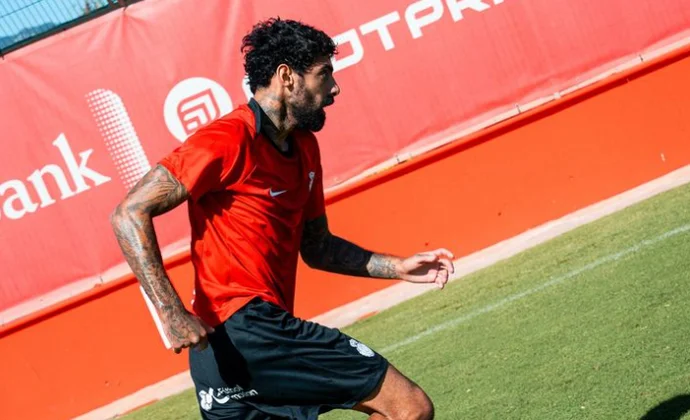 Samu Costa vuelve al grupo y hay tres jugadores al margen