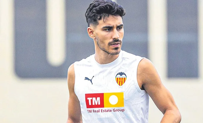 Almeida, pendiente de pruebas tras retirarse de la sesión con molestias en la espalda