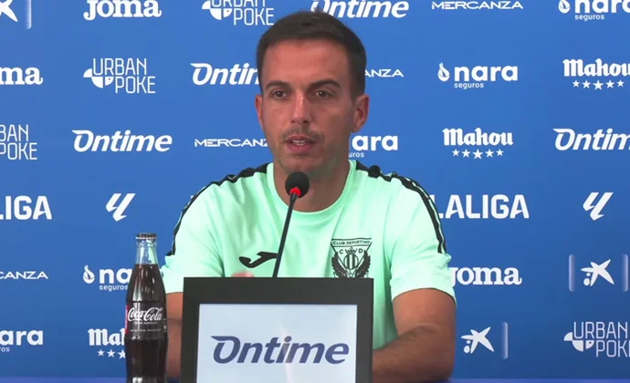 Borja Jiménez habla de la situación de los internacionales, de Haller, la competencia en ataque y el Betis