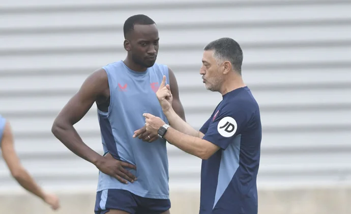 Lukebakio y Nyland vuelven al trabajo con el Sevilla