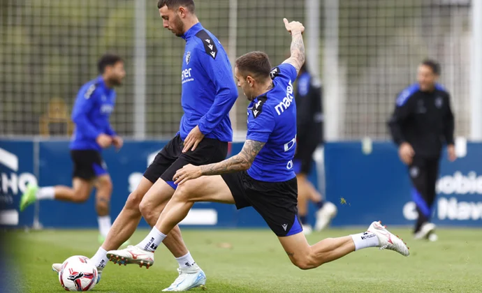 Budimir sigue al margen del grupo en el entrenamiento del jueves