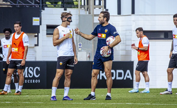 Almeida trabaja al margen a tres días del partido y regresa al grueso de los internacionales