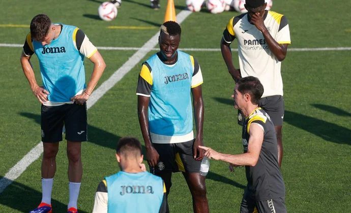 Kambwala vuelve a tener problemas físicos, Gerard sigue fuera y regresan Costa y Gueye