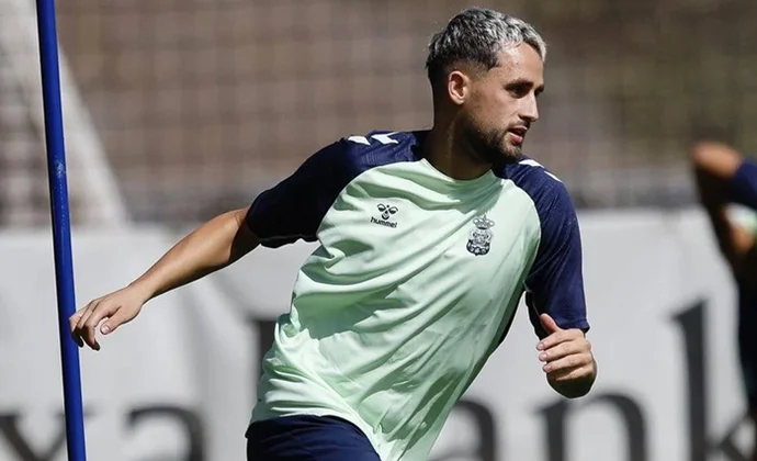 Las Palmas inicia la semana de trabajo con Pejiño y Januzaj y con pruebas para Álex Suárez