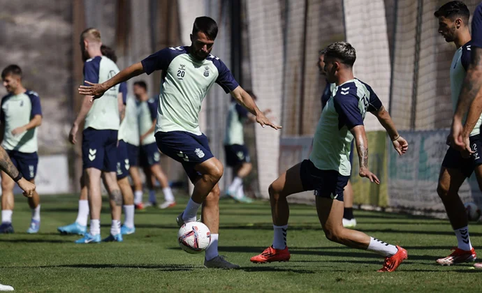 Álex Suárez trabaja al margen, mientras Fabio Silva y Fabio González presentan su candidatura al once