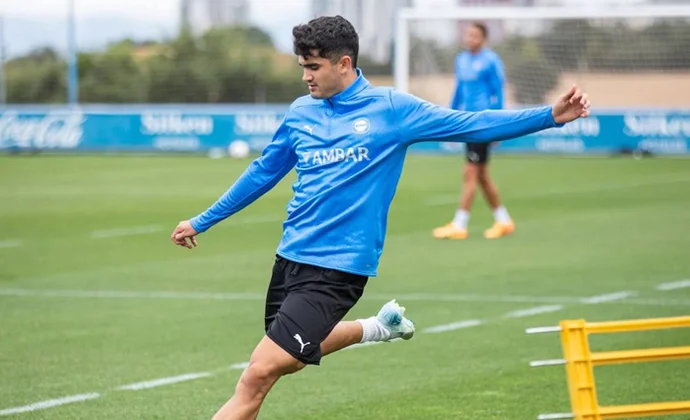 Hugo Novoa se incorpora al grupo y Owono no completa la sesión por molestias