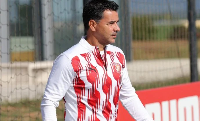 Míchel prepara rotaciones en Mestalla, pero con cabeza