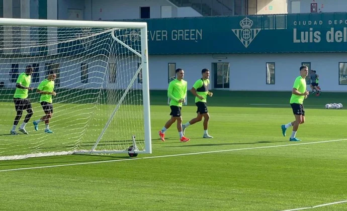 Llorente, Marc Roca, Natan y Vitor Roque gestionan las cargas al margen. Cardoso y Bartra, recuperándose