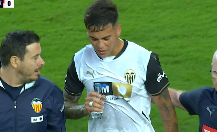 Enzo Barrenechea pide el cambio por calambres