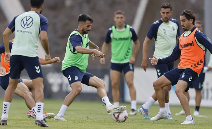 Las Palmas se ejercita sin Mármol, McKenna ni Marvin, pero con Álex Suárez