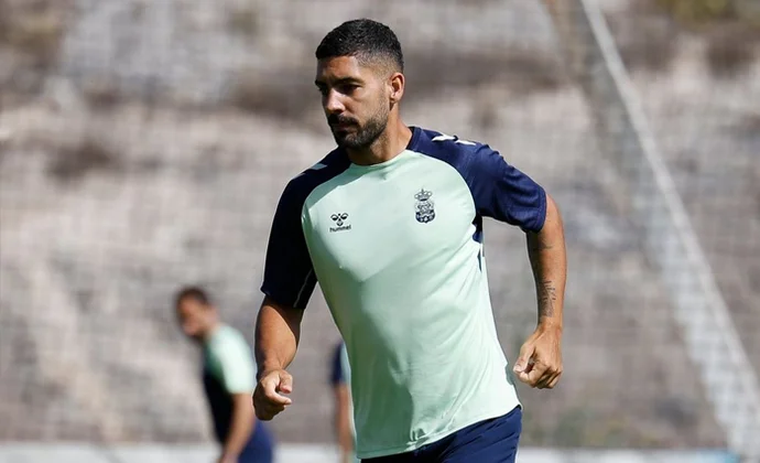 Álex Suárez completa el último entrenamiento y espera el OK de los médicos