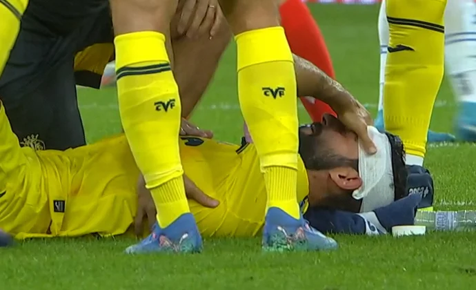 Raúl Albiol es retirado en camilla por una contusión en la cabeza