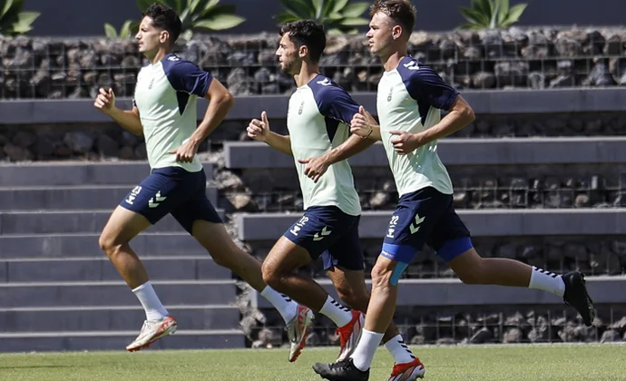 Las Palmas vuelve al trabajo pendiente de las pruebas a Sandro