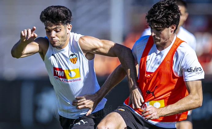 El Valencia completa la última sesión sin Rafa Mir ni los otros tres lesionados