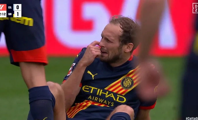 Blind se tuvo que retirar del partido por molestias en el sóleo