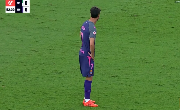 Javi Puado tuvo que ser sustituido por molestias en la rodilla