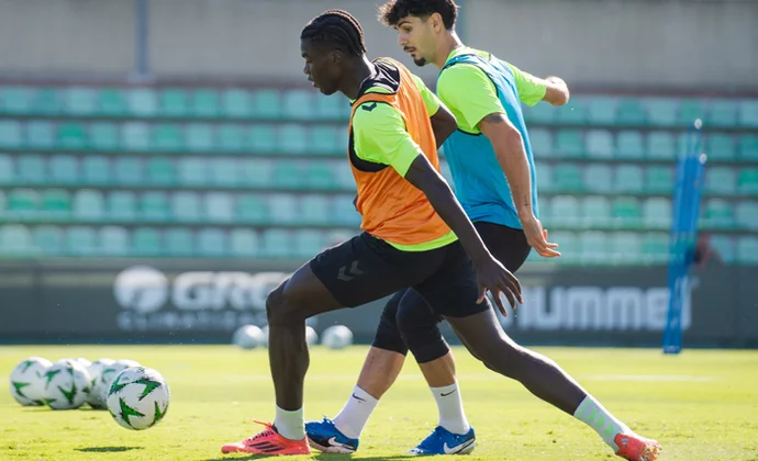 Lo Celso, Bellerín y Marc Roca gestionan cargas al margen. Bartra repite con el grupo