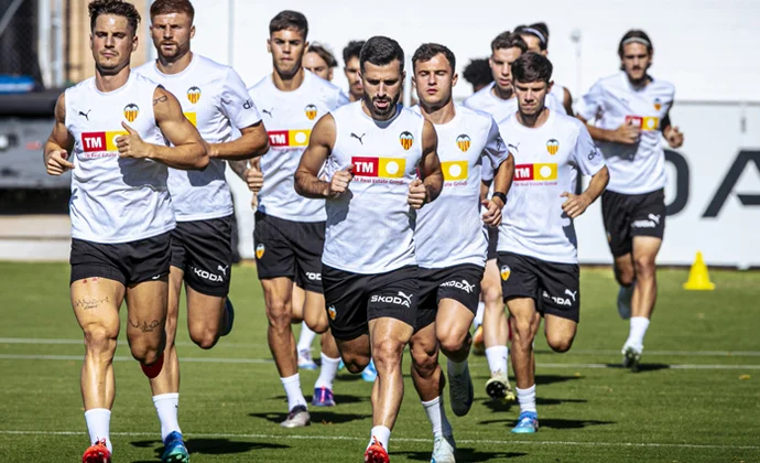 Jesús Vázquez entrena con normalidad. Gayà y Jaume repiten con el grupo