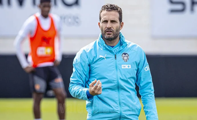 Baraja hace pruebas con defensa de cinco, aunque hay dudas de que se vaya a aplicar el viernes