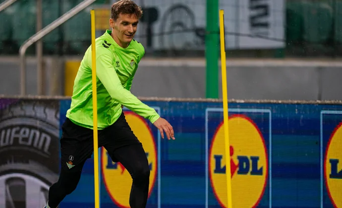 El Betis se ejercita en Varsovia si Lo Celso, Losada ni los lesionados