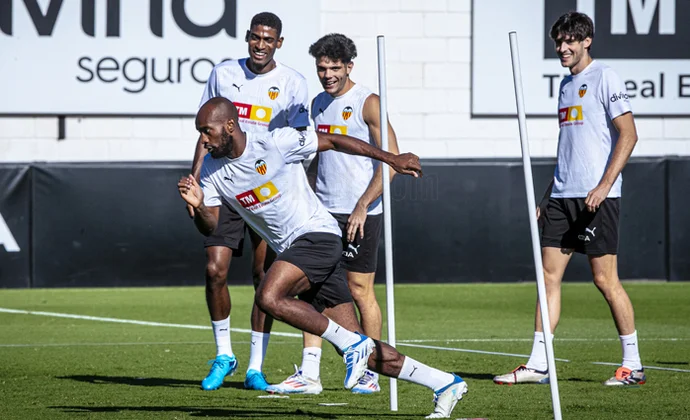 Gayà y Jaume completan otra sesión de trabajo parcialmente con el grupo