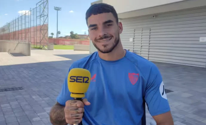 Isaac Romero se ofrece disponible para jugar el derbi