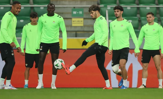 El Betis se ejercita en Varsovia y sin Lo Celso antes de regresar a Sevilla