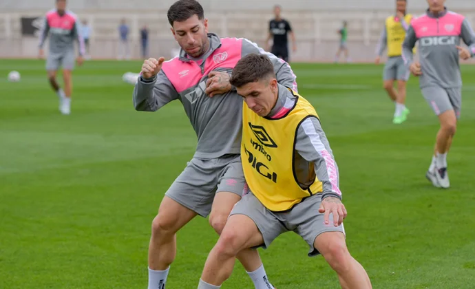 Raúl de Tomás no completa la sesión por alguna molestia y es duda para mañana