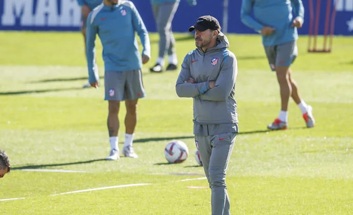 Simeone ensaya un extraño once con Lenglet y Galán