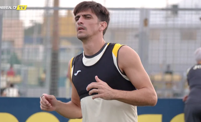Gerard Moreno se prueba con el grupo en la primera sesión de la semana