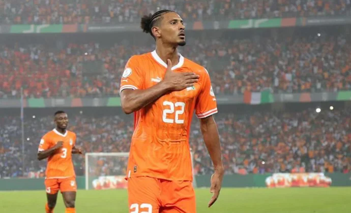 Haller y Cissé se marchan con sus selecciones