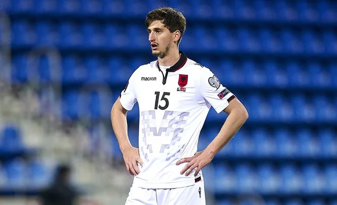 Kral y Kumbulla, citados por sus respectivas selecciones