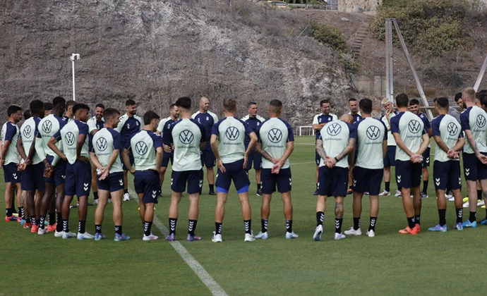 Las Palmas vuelve al trabajo sin entrenador y pendiente de la enfermería