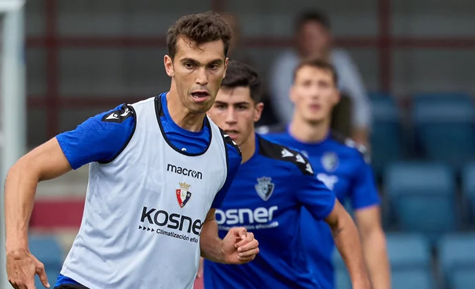 Iker Muñoz da un paso más y ya toca balón al margen del grupo. Unai García rebaja la carga