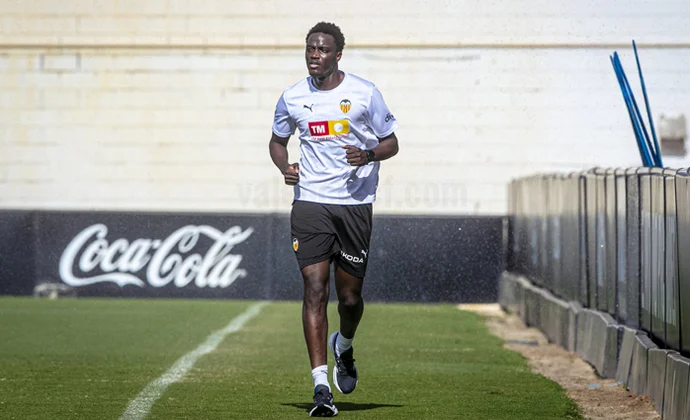 Diakhaby, feliz por volver a trotar sobre el césped siete meses después de su grave lesión