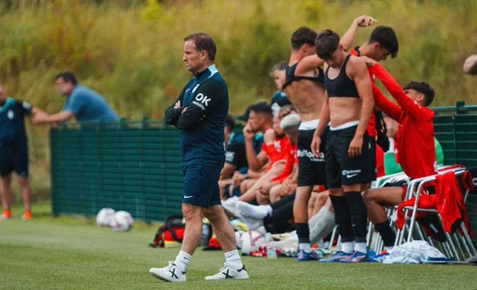 El Mallorca organiza un partidillo ante el Andratx y Asano se retira lesionado