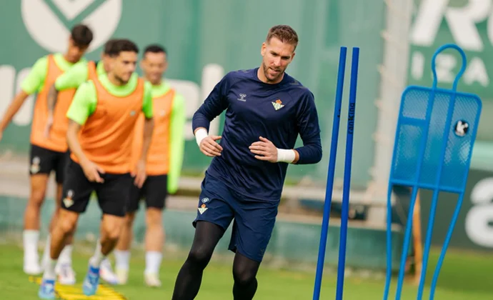 Perraud vuelve tras el permiso. Marc Roca y Cardoso siguen con su plan específico