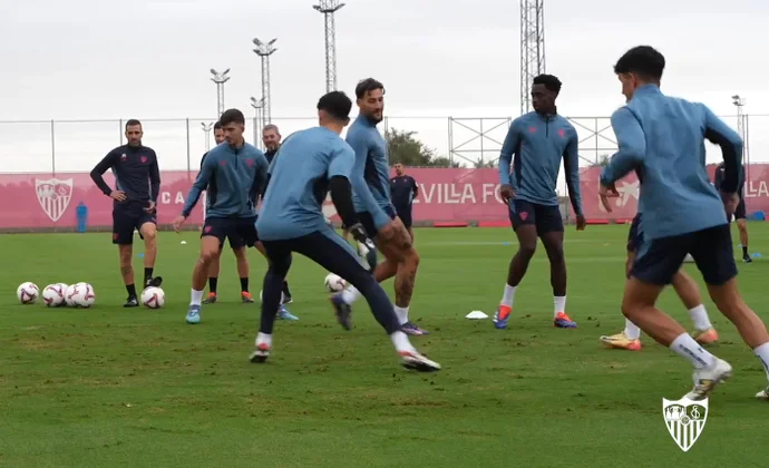El Sevilla cierra la semana de trabajo sin recuperar a Isaac Romero ni Söw